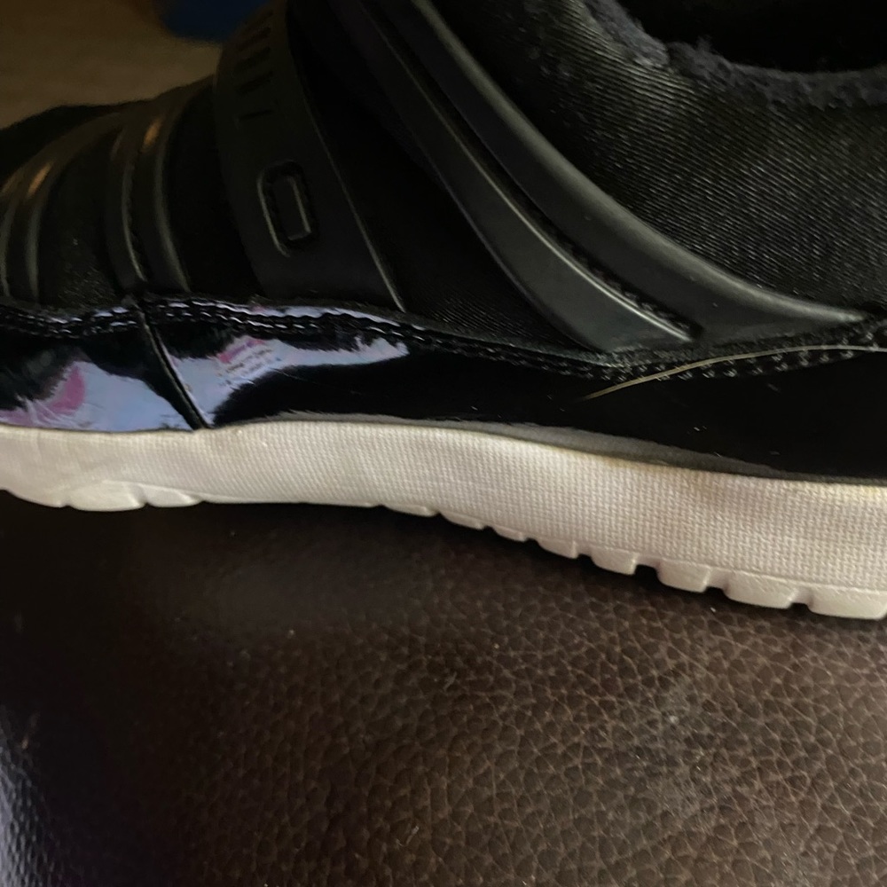 Jordan black tennis shoes, used but in good condition, size 3, Y